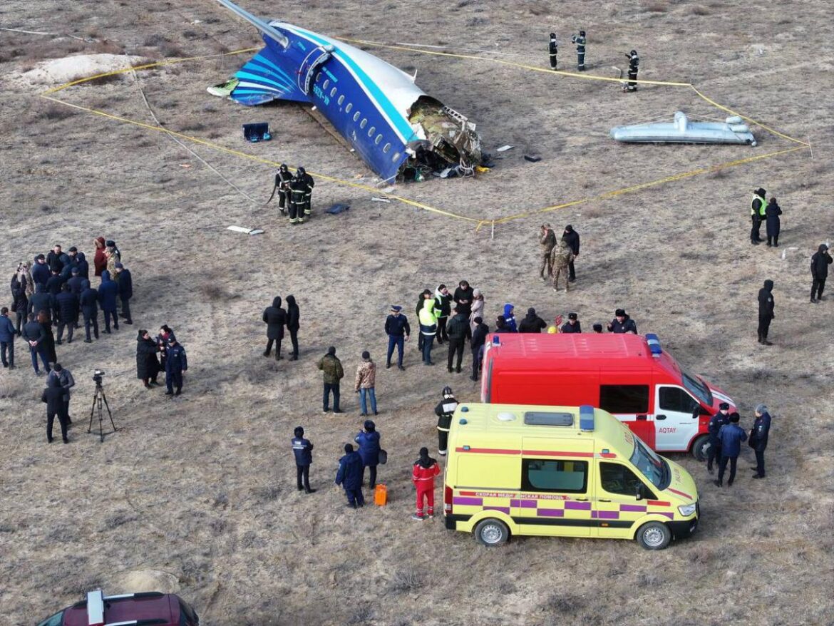 আজারবাইজান এয়ারলাইন্সের Embraer 190 এয়ারলাইনার SAM এর প্রভাবের লক্ষণ দেখায়