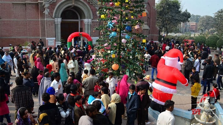 উৎসব এবং প্রার্থনা দেশব্যাপী ক্রিসমাস উদযাপনকে চিহ্নিত করে