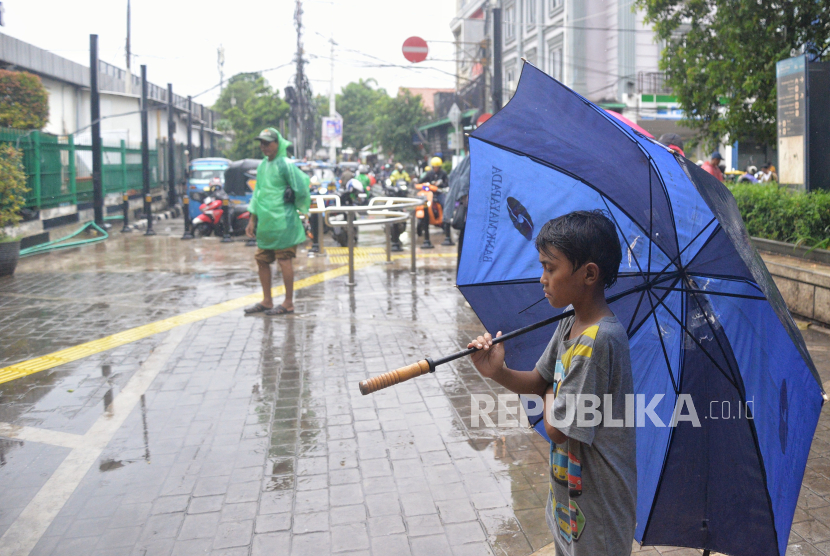 পালেমবাং শহরের আবহাওয়ার পূর্বাভাস আজ 1 জানুয়ারী 2025 তারিখে হালকা বৃষ্টি