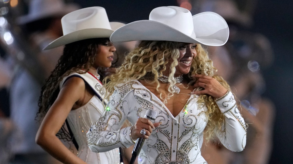 Beyonce NFL ক্রিসমাস হাফটাইম শোকে ‘কাউবয় কার্টার’ পার্টিতে পরিণত করেছে