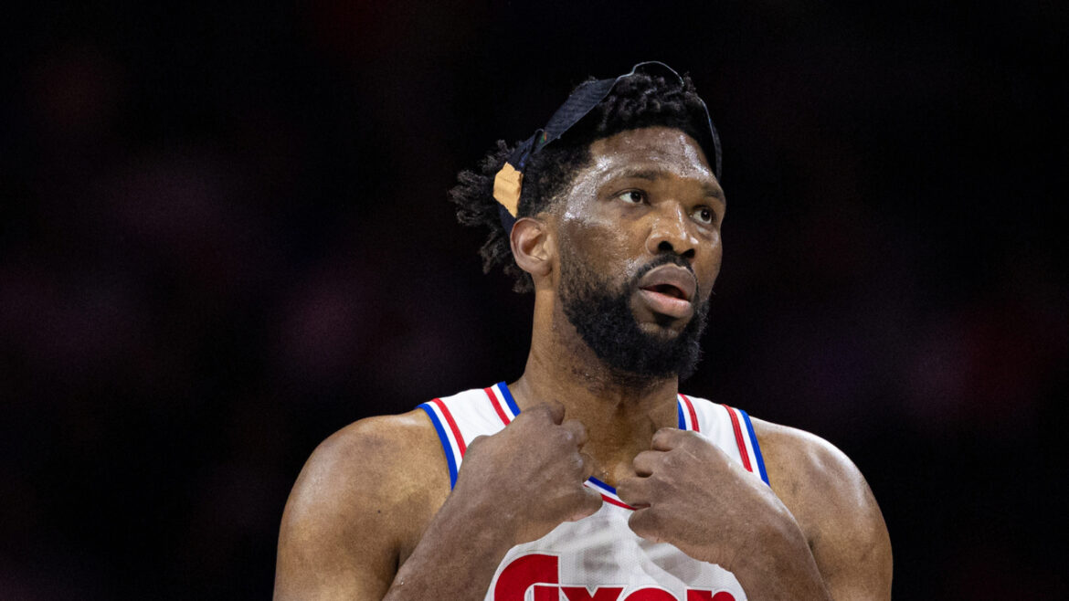 দেখুন: 76ers’ Joel Embiid প্রিগেম টম্বল স্ট্যান্ডে নিয়ে যাচ্ছে