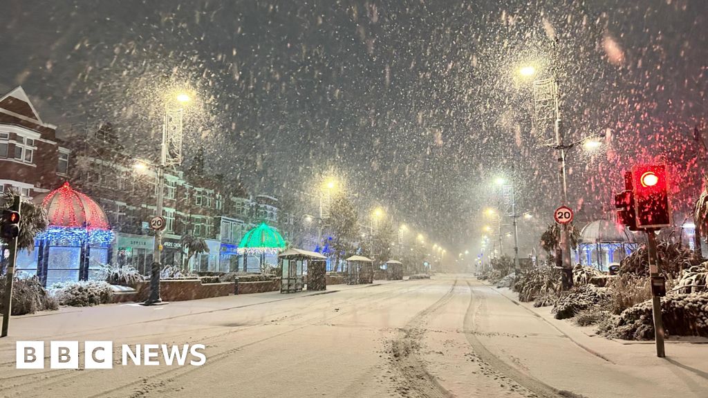 ইউকে জুড়ে রবিবার সকালের তুষার আপনার ছবি